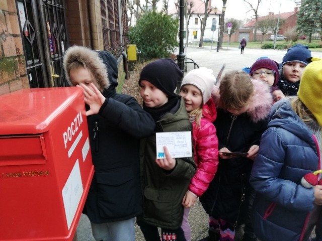 Klasa I a ze Szkoły Podstawowej nr 1 w Połczynie-Zdroju bierze udział w akcji wielkiej wymiany pocztówkowej pomiędzy klasami I- III w całej Polsce.- Otrzymaliśmy mapę Polski, na której wyszukujemy miejscowości, z których nadsyłane są do nas pocztówki – wyjaśnia dyrektor szkoły Stanisław Tokarski. - Wysłaliśmy już 23 piękne pocztówki z fotografiami Połczyna- Zdroju do różnych szkół w wielu miejscowościach w Polsce.W ten sposób dzieci uczą się pisać, czytać, adresować, poznają różne miejsca w Polsce, ale też rozsławiają Połczyn-Zdrój i zachęcają do jego odwiedzenia.Zobacz także Środkowopomorskie Targi Pracy w Koszalinie