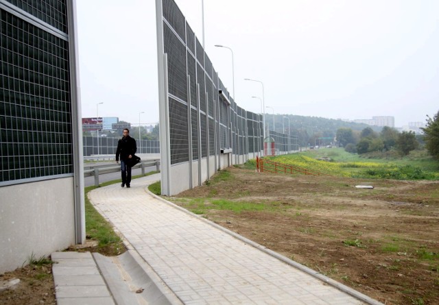 Przez przerwę w ekranach przechodzi chodnik. Ale dlaczego nie ustawiono ekranów "na zakładkę"?