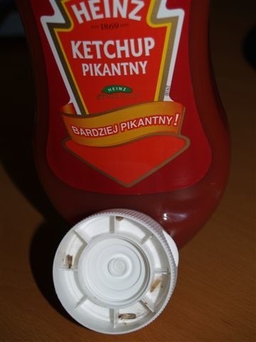 W nakrętce ketchupu wylęgły sie robaki. Prawdopodobnie są to mole spożywcze