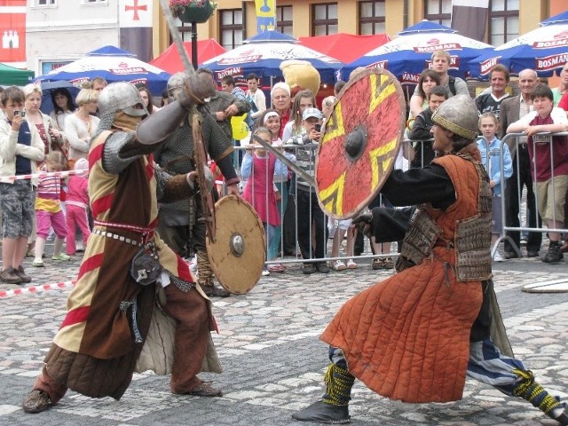 Walka rycerzy podczas ubiegłorocznego Jarmarku Strzeleckiego. Co roku pokazy to jedna z atrakcji imprezy.