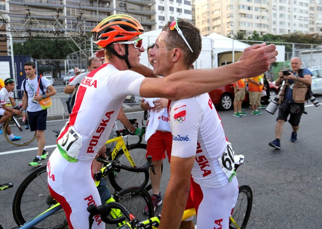 Rafał Majka przyjmuje gratulacje od Michała Kwiatkowskiego