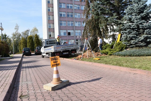 Obecnie trwa budowa betonowego cokołu, na którym stanie monument