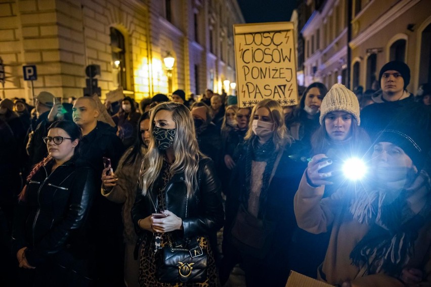 Protestujący w Bydgoszczy w ramach akcji "Ani jednej więcej"...