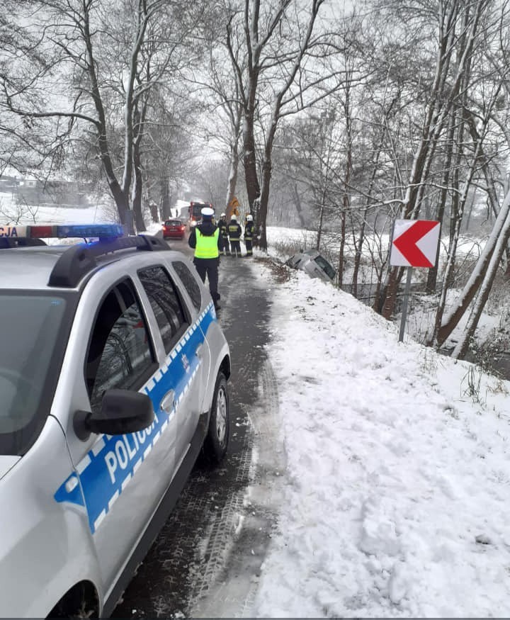 Samochodem jechały 3 osoby. 2 z nich trafiły do szpitala....