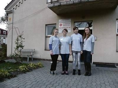 Wolontariuszki (od lewej) Joanna Jamroży, Marta Gola, Sylwia Koper i Dagmara Gurbiel podkreślają, że w hospicjum są po to, by wspierać chorych Fot. Magdalena Uchto