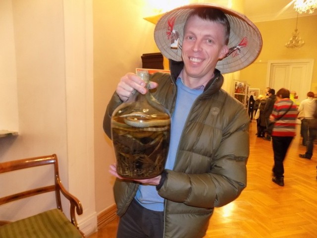 Marcin Furtak od 11 lat uzupełnia żmijówkę polską wódką. Ale wciąż ma niesamowity aromat.