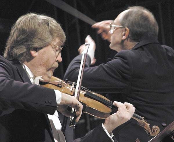 Tomasz Tomaszewski, muzyk berlińskiej orkiestry, wystąpił ze słupską orkiestrą pod batutą Bohdana Jarmołowicza w Koncercie na Dwa Stradivariusy w ubiegłym roku.