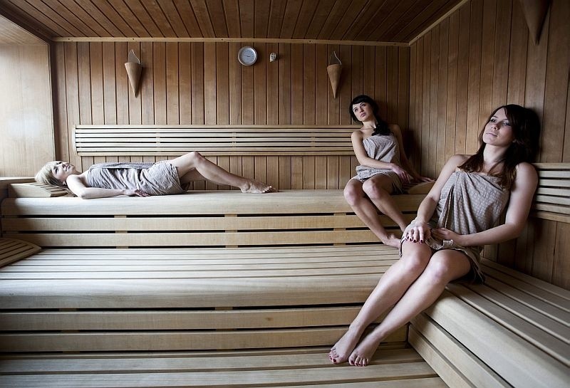 W jednej z saun odbywa się właśnie seans. Na rozgrzane...
