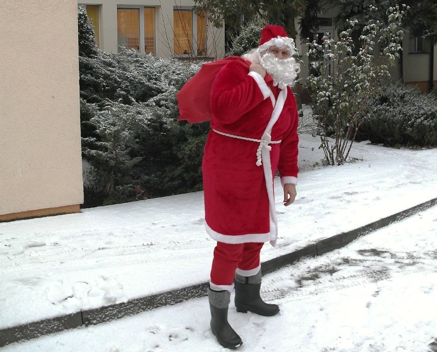 Poseł Adam Cyrański rozdawał prezenty jako Święty Mikołaj (ZDJĘCIA)