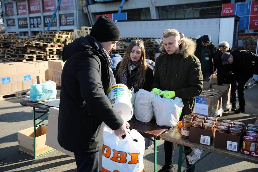 Kraków. Przenoszą miejsce zbiórek darów dla uchodźców z powodu meczu Wisły