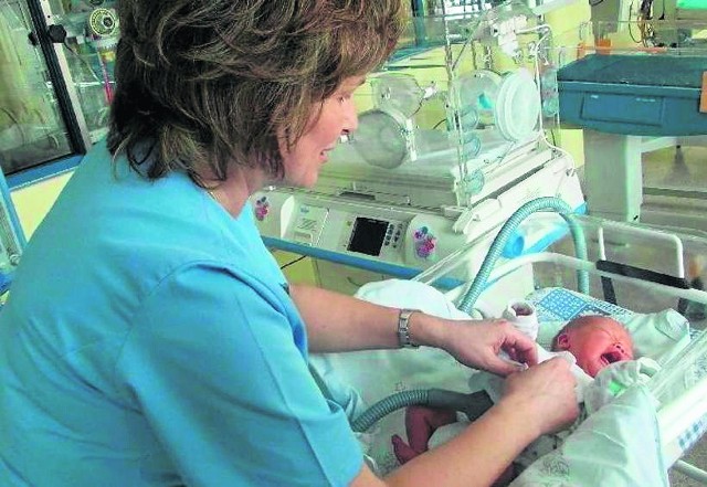 Zofia Kucwaj, pielęgniarka oddziałowa z Oddziału Noworodków tarnobrzeskiego szpitala, przy aparacie wspomagającym oddychanie.