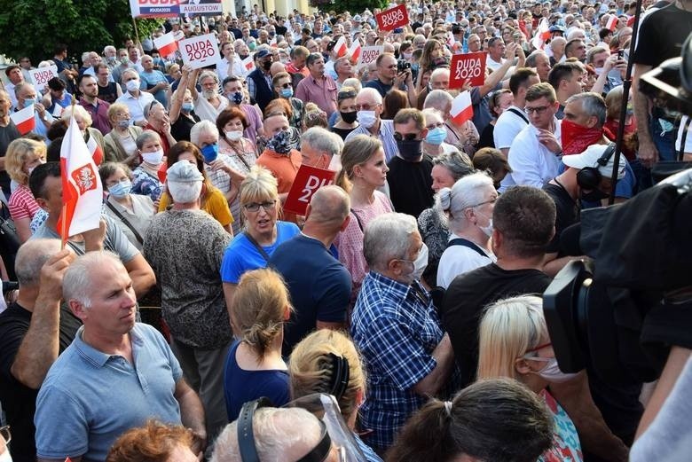 Białystok. Skandal z nagą piersią na wiecu wyborczym prezydenta Andrzeja Dudy. Zakończył się proces 71-latka (zdjęcia)