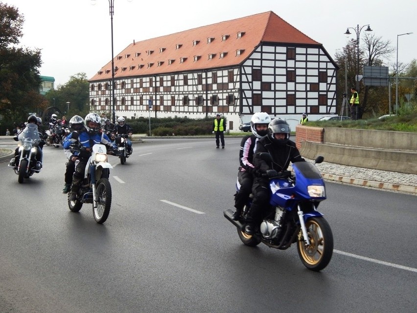 Motocykliści przejechali przez miasto