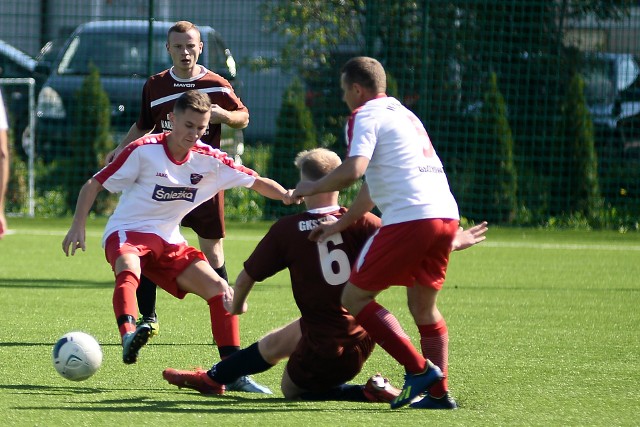 Szebnie (brązowe stroje) - BłażkowaSzebnie - Błażkowa 4:3 (3:1)Bramki: Fortuna 6, 23, Krzywiński 36, Macieik 47 - Pierzchała 30, Samborski 55, Czapla 86.