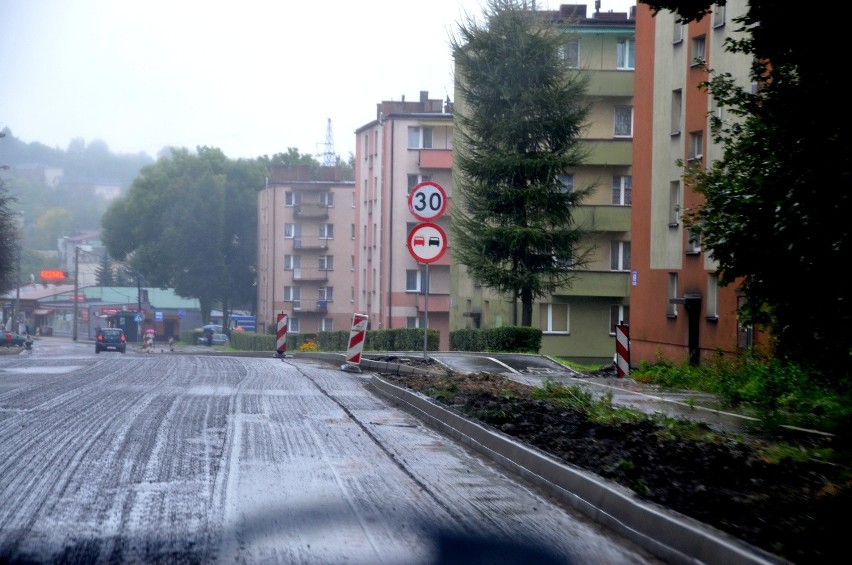 Trwa remont głównej drogi w Grodźcu. Tworzą się korki [ZDJĘCIA]