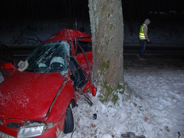 Wypadek na trasie Przechlewo - Konarzyny. Samochód wypadł z drogi. Zginął 41-letni kierowca i jego 79-letni ojciec