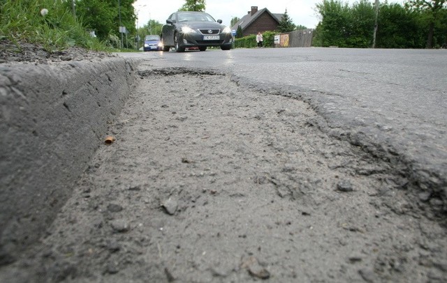 Między innymi na dziury w ulicy Klonowej, narzekają jeżdżący tą drogą kielczanie.