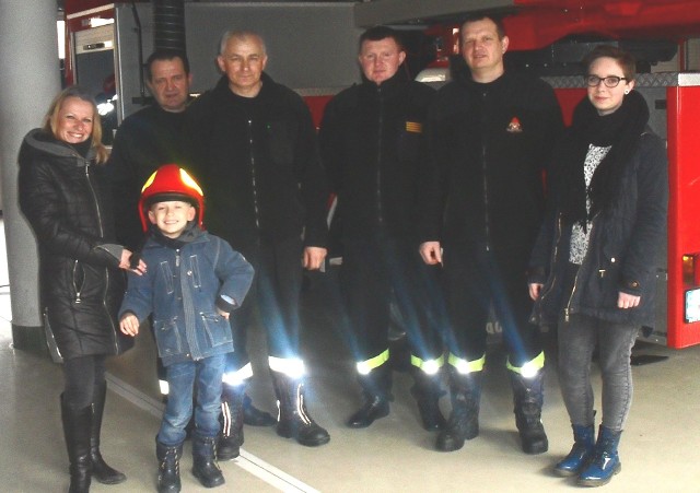 Wspólne zdjecie delegacji licealistów i radomskich strażaków, którym przekazano maskotki.