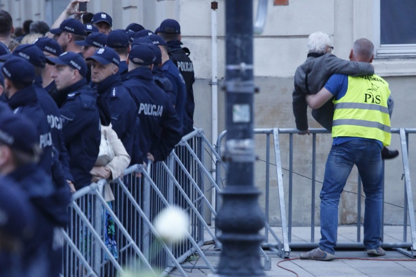 86. miesięcznica smoleńska i kontrmanifestacja Obywateli RP. Interweniowała policja [ZDJĘCIA][VIDEO]