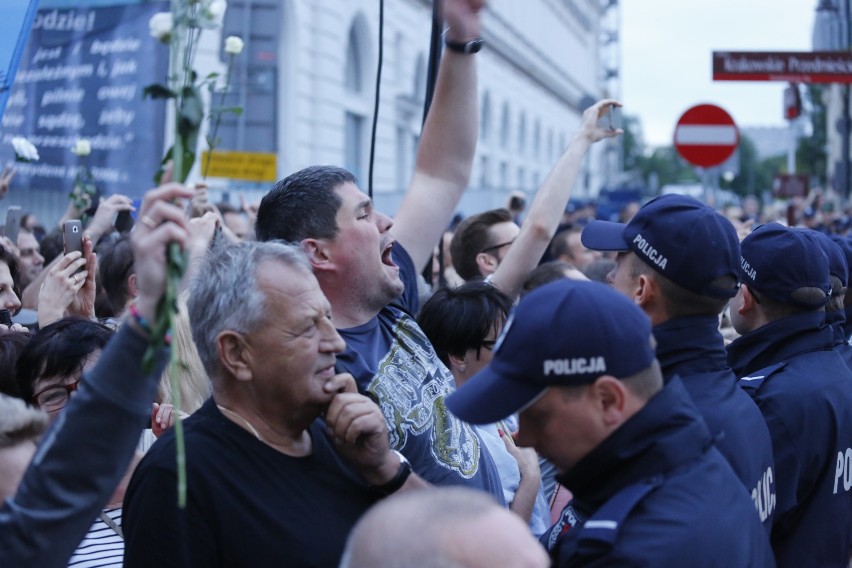 86. miesięcznica smoleńska i kontrmanifestacja Obywateli RP. Interweniowała policja [ZDJĘCIA][VIDEO]