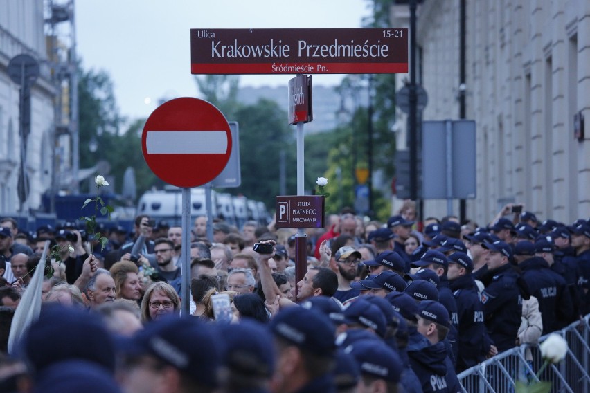86. miesięcznica smoleńska i kontrmanifestacja Obywateli RP. Interweniowała policja [ZDJĘCIA][VIDEO]