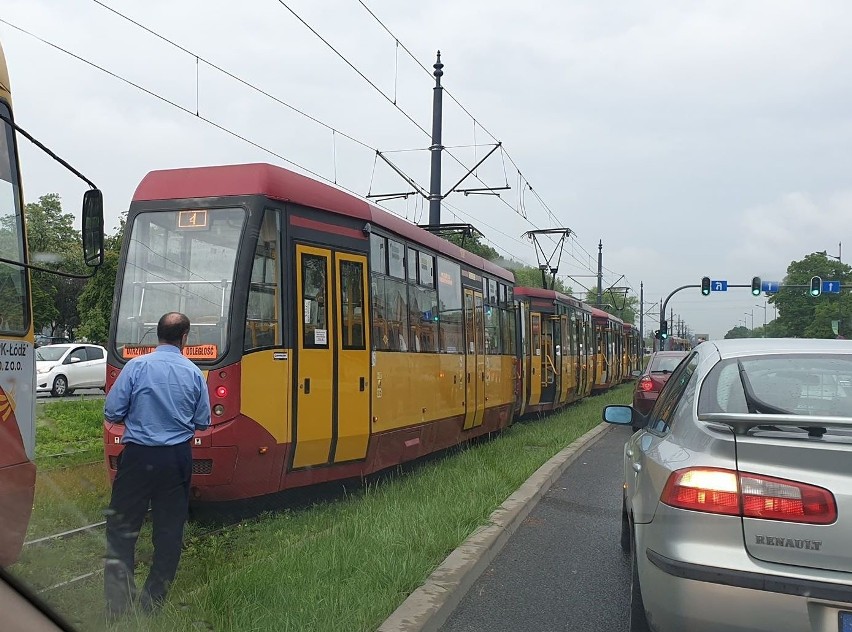 Mężczyzna zasłabł w tramwaju. Zatrzymanie ruchu na Piłsudskiego 