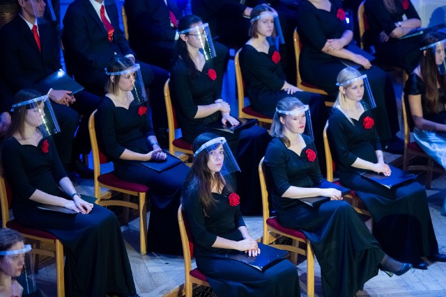 To szczególny rok dla Uniwersytetu im. Adama Mickiewicza. Nastąpiła zmiana władzy. Po raz pierwszy od stu lat rządzić będzie nim kobieta. 1 października odbyła się niecodzienna inauguracja roku akademickiego 2020/2021. Na sali brakowało profesorów i studentów. Powód: epidemia koronawirusa. Większość zaproszonych miało okazję obejrzeć transmisję na żywo z Auli UAM. Gaudeamus wykonywany był przez chór, śpiewacy byli w przyłbicach. Zobacz, jak wyglądała inauguracja w trybie hybrydowym. Przejdź dalej --->