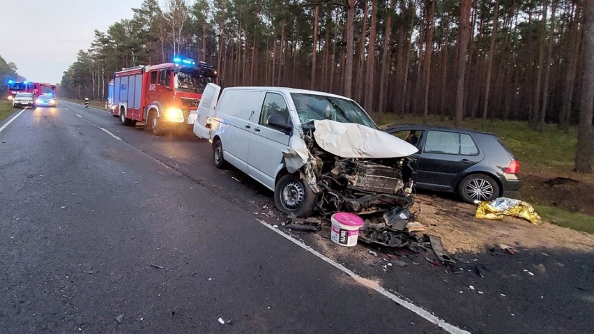 VW Transporter uderzył w pojazdy znajdujące się na DK32.