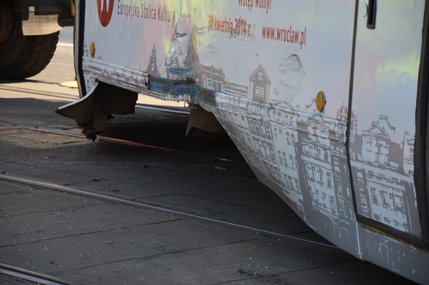 Wykolejenie tramwaju na pl. Wróblewskiego. Tramwaje jeździły objazdami (FILM, ZDJĘCIA)