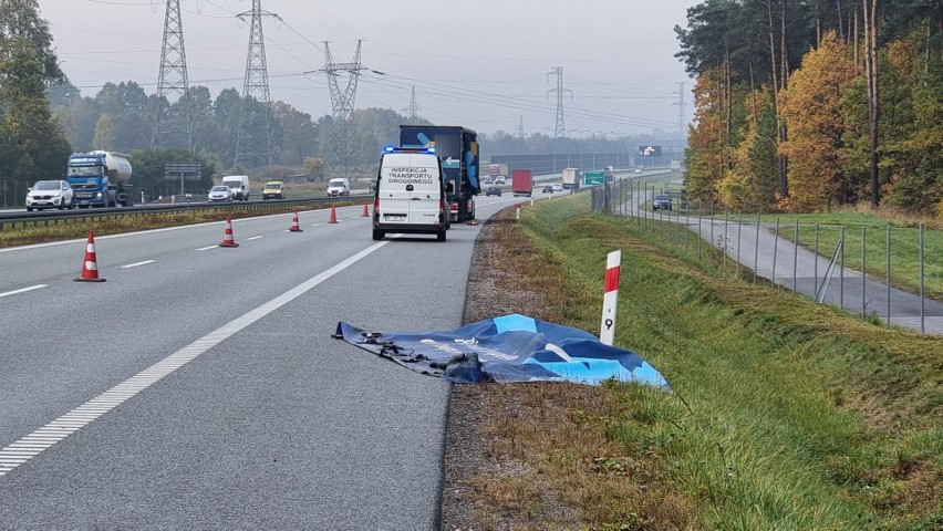 Dramatyczny wypadek na obwodnicy Kielc, na „siódemce” w Kostomłotach Pierwszych. Nie żyje kierowca ciężarówki potrącony przez ciężarówkę 