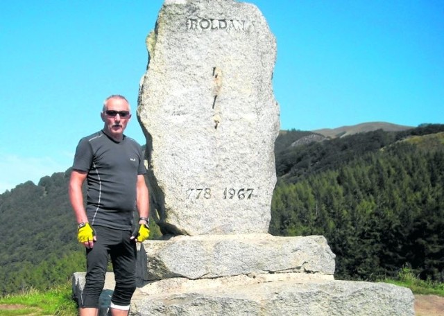 Przy trasie pielgrzymów zmierzających do Santiago de Compostela stoi pomnik rycerza Rolanda. Eugeniusz Wiśniewski zrobił sobie przy nim pamiątkowe zdjęcie.