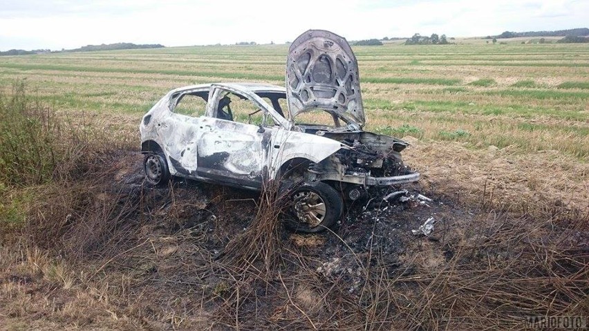 Auto spłonęło przy drodze Malerzowice Małe - Starowice.