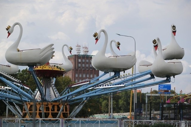 Choć Wrocław w latach 90. nie oferował tylu atrakcji co dziś, rodzice nie próżnowali w dzień dziecka. Zobacz gdzie zabierali swoje pociechy w czasach bez parków trampolin, wirtualnej rzeczywistości, galerii handlowych i multikina.Zobacz gdzie rodzice z Wrocławia zabierali swoje pociechy na dzień dziecka w latach 90. Przesuwaj zdjęcia klikając w strzałki, posługując się klawiaturą lub gestami