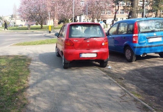 Na placu, który kierowcy traktują jak parking, zabrakło miejsca dla kolejnego auta.