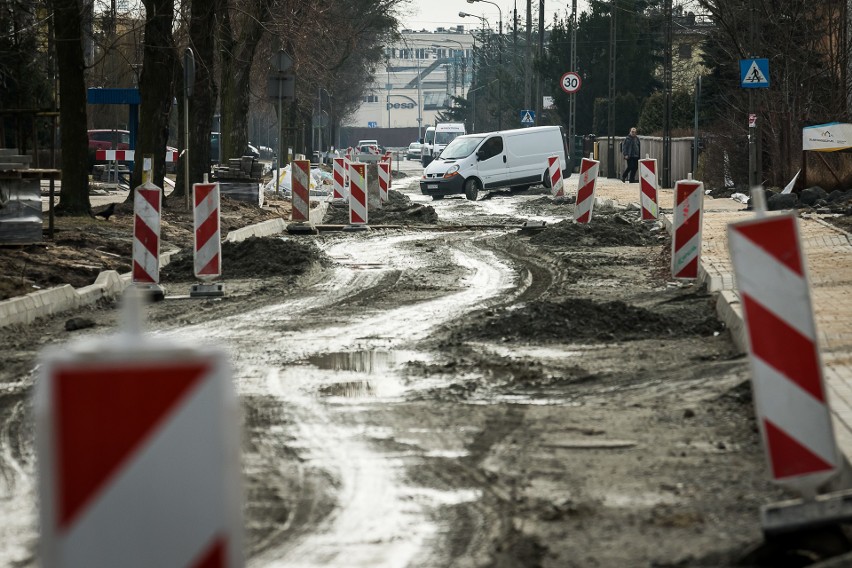 Remont Saperów idzie jak po grudzie. Co tam się dzieje?