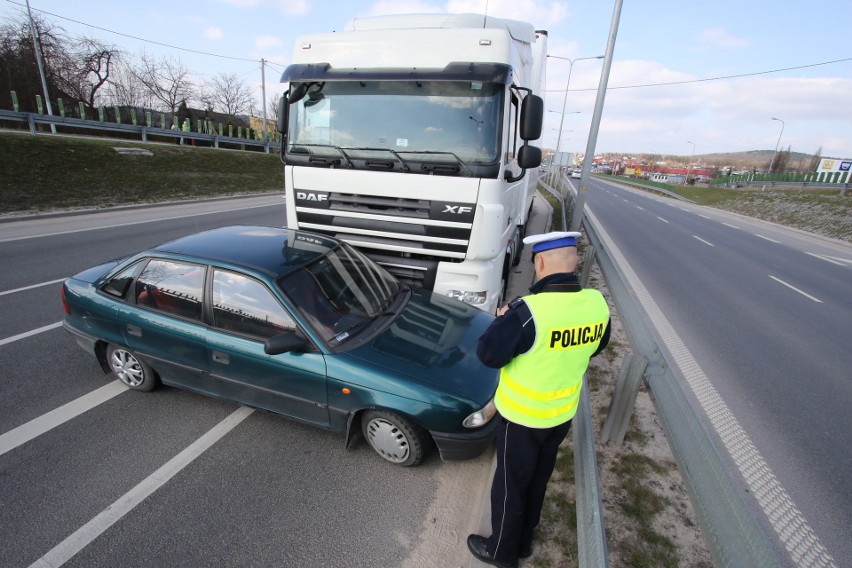 Wypadek w Kielcach. Ciężarówka zderzyła się z osobówką. Ranny mężczyzna