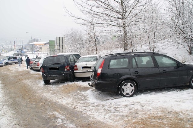 Na ulicy Miodowej w Starachowicach zderzyło się dziewięć samochodów.
