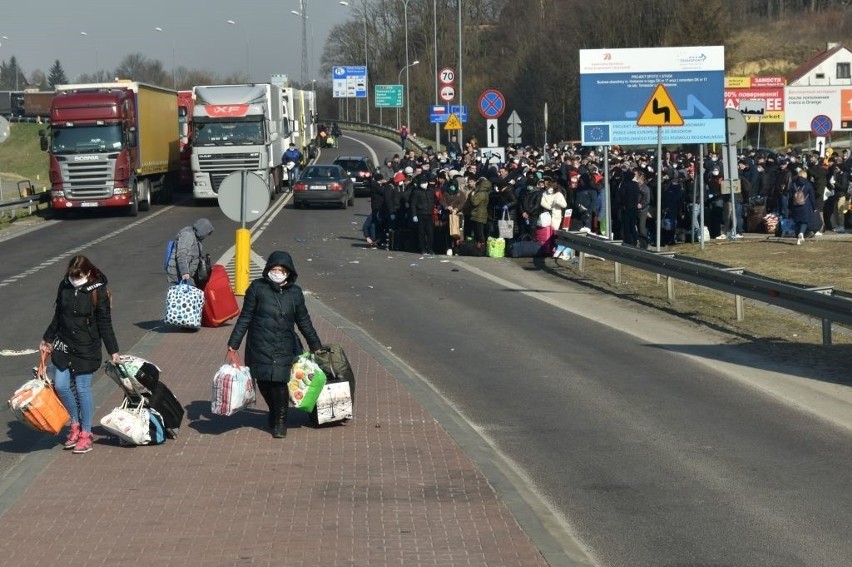 Dramatyczna sytuacja na przejściach granicznych z Ukrainą. Tysiące osób czekają na odprawę w Hrebennem i Dorohusku. Zobacz zdjęcia