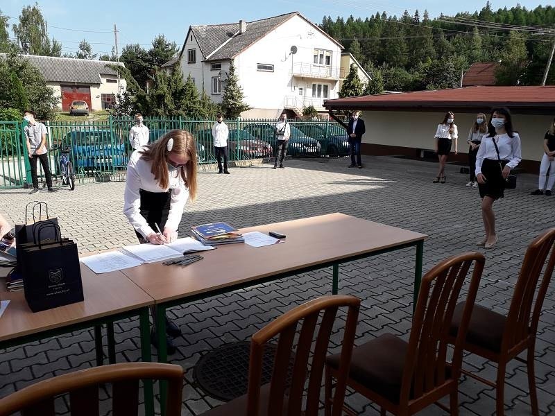 Uczniowie z gminy Chęciny pięknie pożegnali szkołę. Zobaczcie zdjęcia