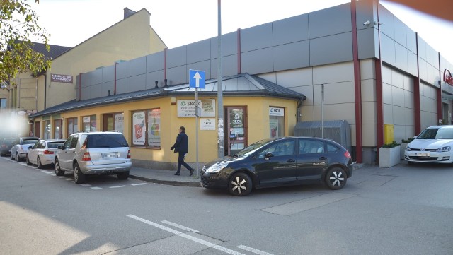 Policja w Bochni szuka sprawcy napadu na jeden z punktów bankowych w mieście, doszło do niego 20.09.2021