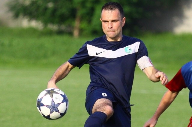 Wojciech Scisło czyli trzy w jednym w zespole Swornicy: napastnik, kapitan i jeszcze trener.
