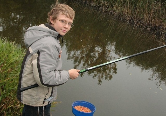 Aleks łowi ryby od ośmiu lat. W nagrodę za zwycięstwo w wędkarskim Grand Prix dostał dziś puchar i rower.