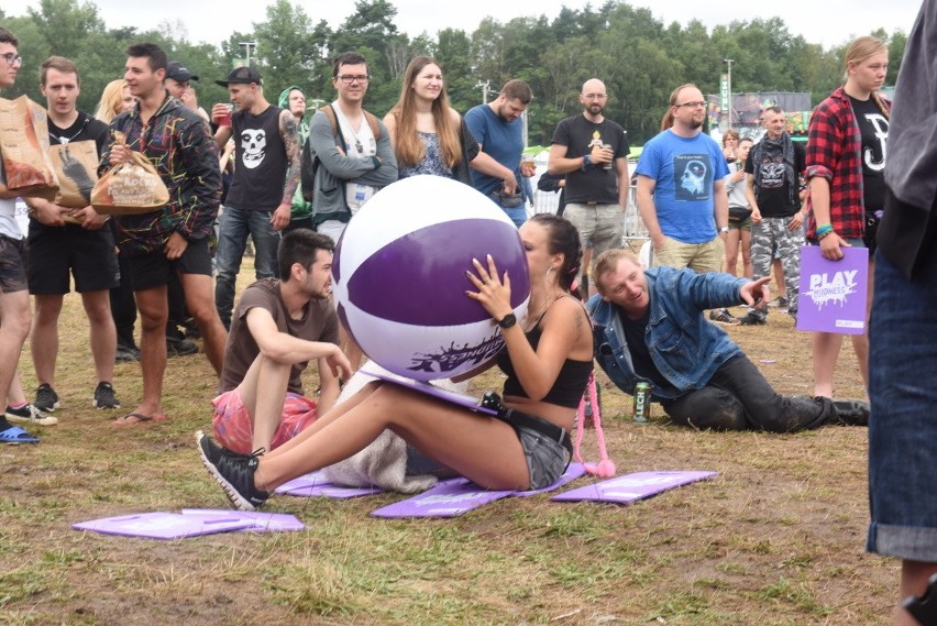 Pol'and'Rock Festiwal 2019 - dzień pierwszy. Na ten moment czekały tysiące ludzi, którzy zjechali do Kostrzyna nad Odrą 