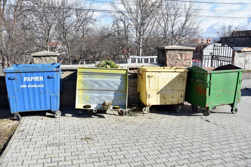 Zniknął wielki kontener na śmieci pomiędzy gorlickimi cmentarzami