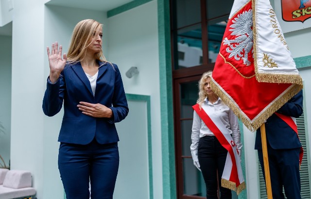 Ewa Michalczewska składa ślubowanie na radną Rady Miejskiej Skarżyska - Kamiennej.