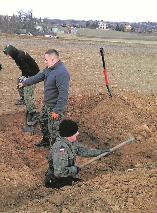 Pasjonaci z „Salamandry” przy wejściu do schronu amunicyjnego