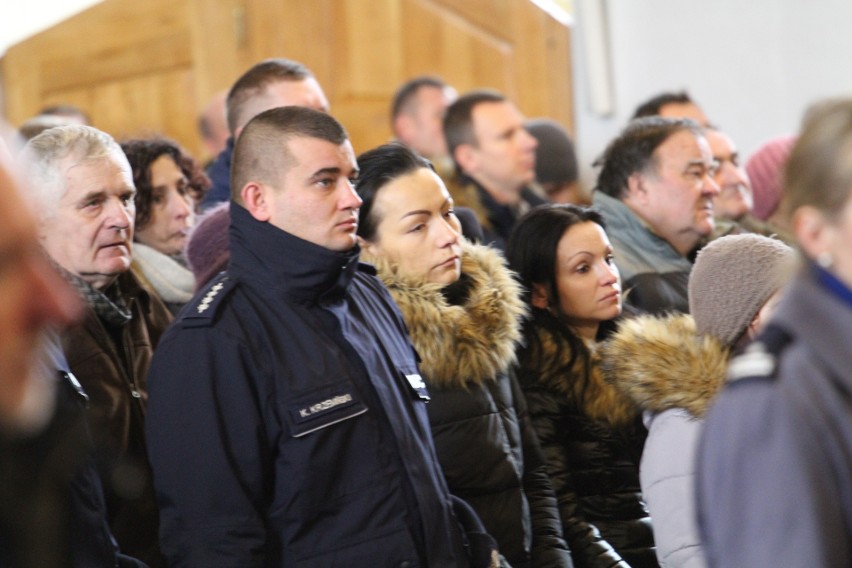 Ostatnie pożegnanie aspiranta Krzysztofa Węglińskiego z Tarnobrzega - policjanta, który zginął w wypadku jadąc na służbę  [ZDJĘCIA]