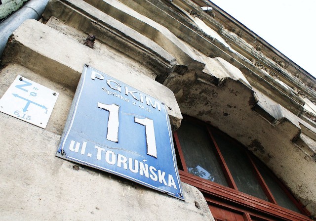 kamienicaW kamienicy przy Toruńskiej w Inowrocławiu nawet tabliczka z numerem budynku nadaje się do „remontu".