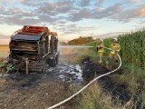 Pożar belarki w gm. Szulborze Wielkie. Maszyna zapaliła się na polu 10.08.2022