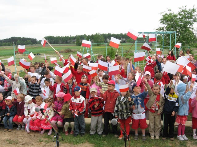 W związku z majowymi świętami narodowymi w Jeziorach zorganizowano dzień pod hasłem "Kocham Cię Polsko"